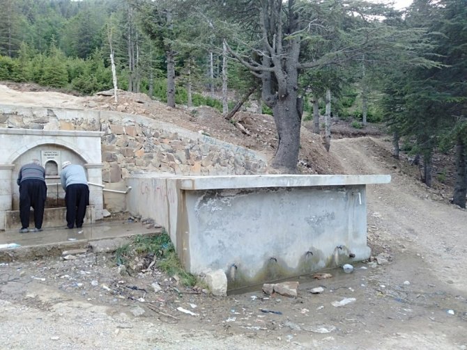 Yayladaki çeşme çöplükten geçilmiyor