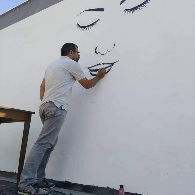 38 yıldır duvarlarda resimlerini konuşturuyor