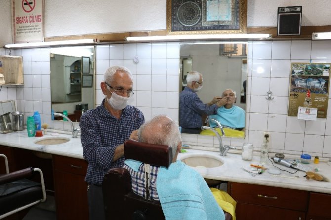 Yarım asırlık berber müşterilerine kavuştu