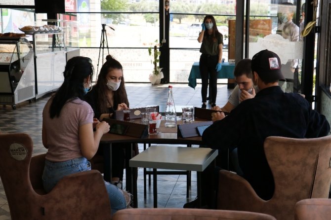 Kafelerde online okey devri