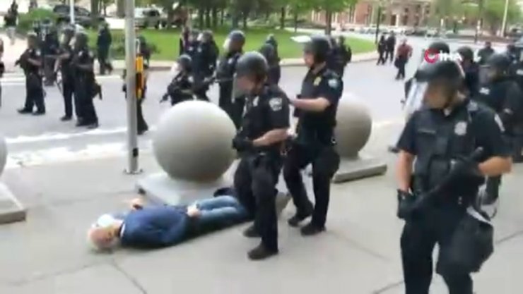 ABD’de polisin ittiği yaşlı adam kafa travması geçirdi