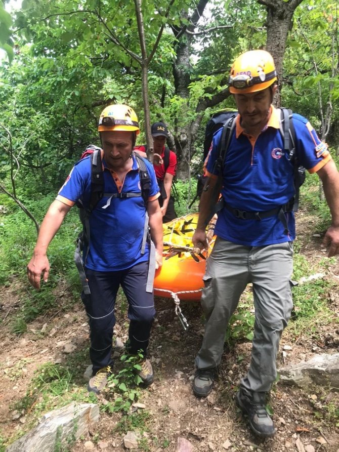 Dağcının cesedi 6 saatte çıkartıldı