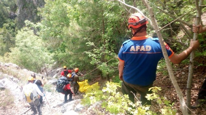 Dağcının cesedi 6 saatte çıkartıldı