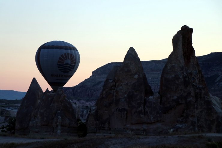 Kapadokya’da gökyüzü balonlarla renklendi