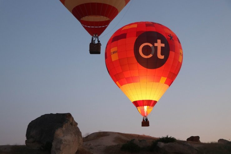 Kapadokya’da gökyüzü balonlarla renklendi