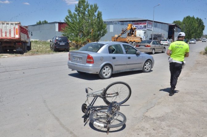 Bisikletin otomobile çarpma anı kamerada