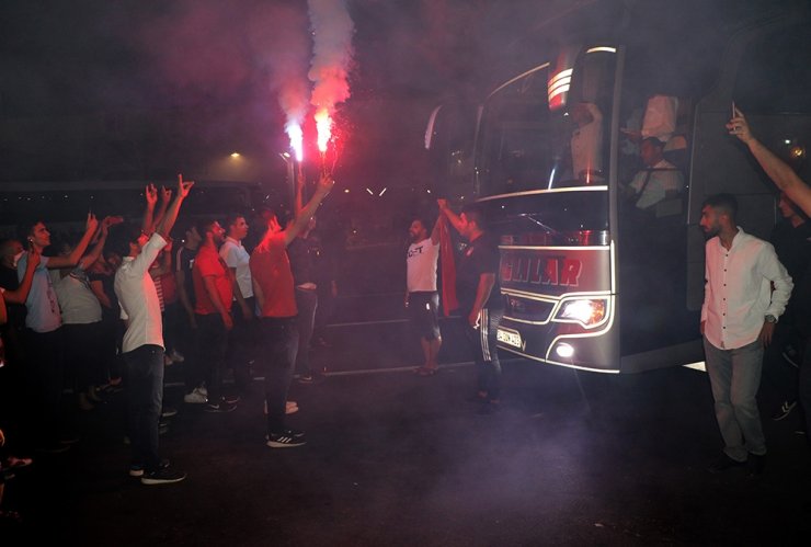 Yüzlerce kişi sosyal mesafesiz asker uğurladı