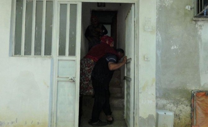 Afşinli annenin 21 yıllık çilesi, kızlarını sırtlarında taşıyorlar