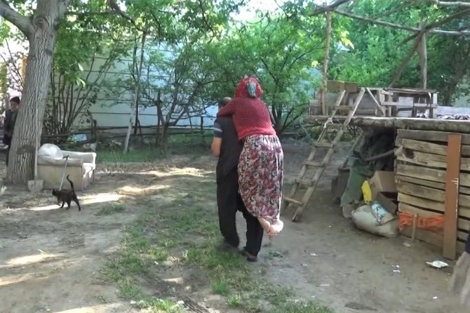 Afşinli annenin 21 yıllık çilesi, kızlarını sırtlarında taşıyorlar