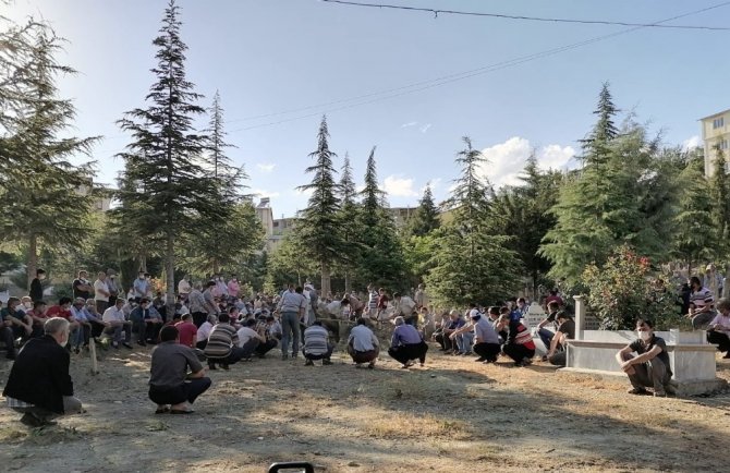 Trafik kazası kurbanı karı koca yan yana toprağa verildi