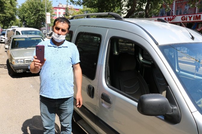 Kadının düşürdüğü telefonu alıp kayıplara karıştı