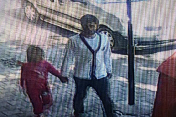 Kadının düşürdüğü telefonu alıp kayıplara karıştı