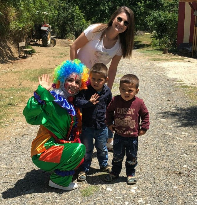 Kahramanmaraş'ta Köy köy gezip çocuklara oyuncak dağıtıyorlar