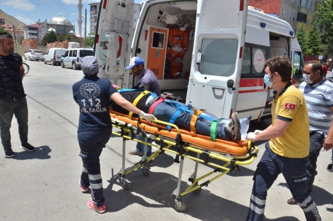 Motosiklet, çarptığı otomobile ok gibi saplandı