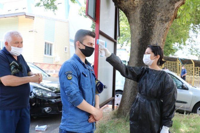 Cuma namazında yağmura yakalandılar