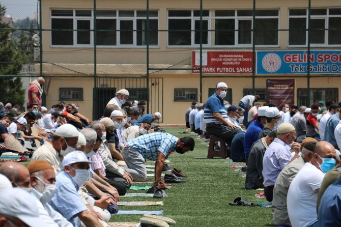 Cuma namazında yağmura yakalandılar