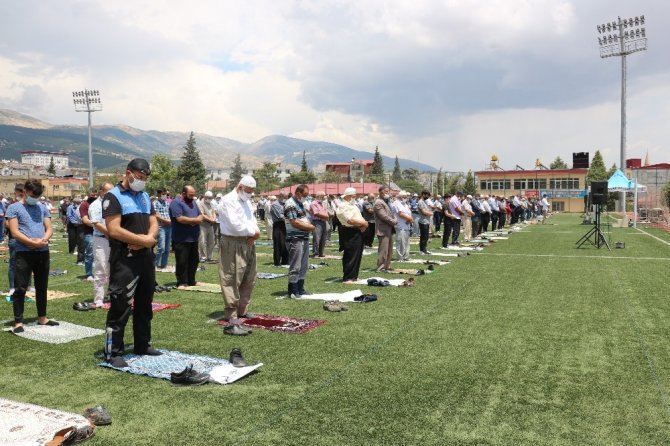 Cuma namazında yağmura yakalandılar