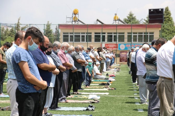 Cuma namazında yağmura yakalandılar