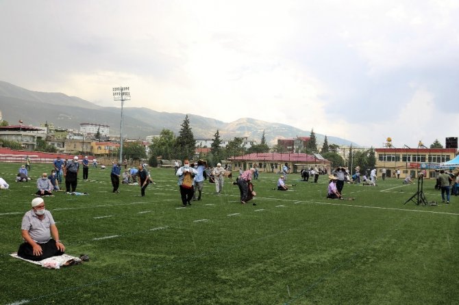 Cuma namazında yağmura yakalandılar