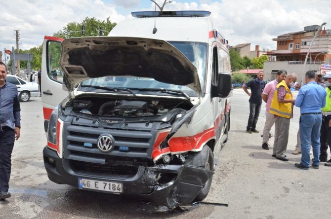 Otomobille ambulans çarpıştı: 1 yaralı