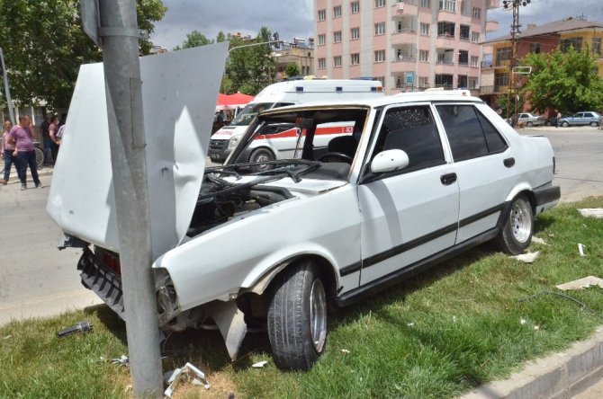 Otomobille ambulans çarpıştı: 1 yaralı