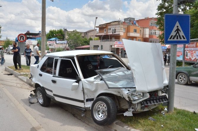 Otomobille ambulans çarpıştı: 1 yaralı