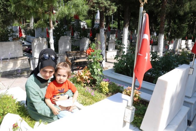 Şehit çocukları her Babalar Günü’nde şehitliği ziyaret ediyor