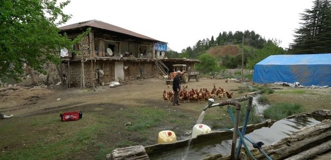Kahramanmaraş'ta dağ köyünde tek başına yaşıyor