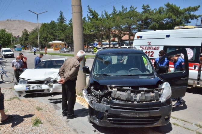 Kamyonetle otomobil çarpıştı: 2 yaralı