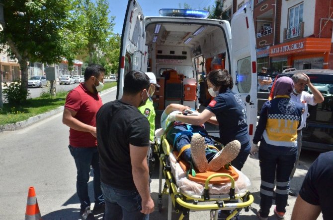 Kamyonetle otomobil çarpıştı: 2 yaralı