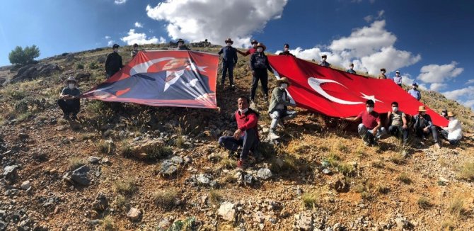 Nurhak Dağı’nın kalbine ay-yıldız işlendi