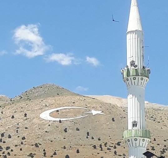 Nurhak Dağı’nın kalbine ay-yıldız işlendi