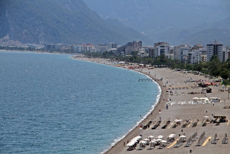 Dünyaca ünlü sahil tatilcilere kaldı