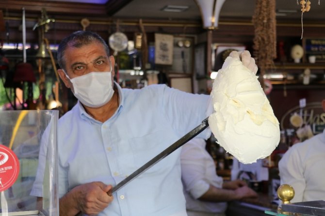 YKS’de ter döktüler, dondurma ile serinlediler