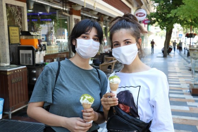 YKS’de ter döktüler, dondurma ile serinlediler