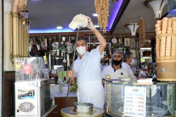 YKS’de ter döktüler, dondurma ile serinlediler