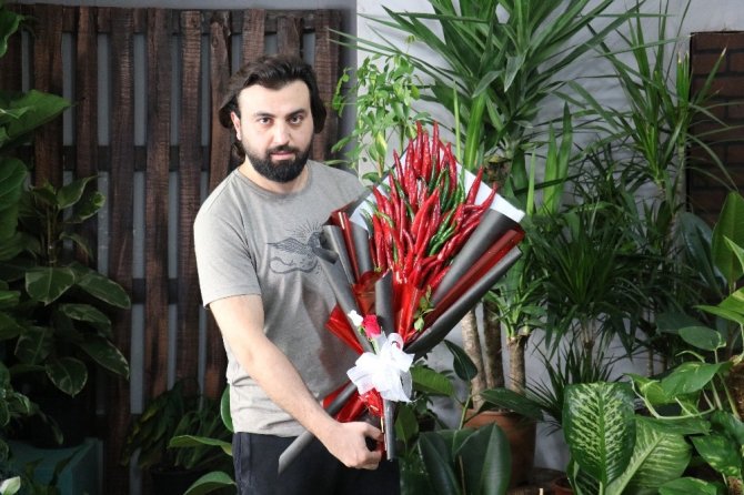 Aşk acısı çekenlere Maraş biberinden çiçek buketi