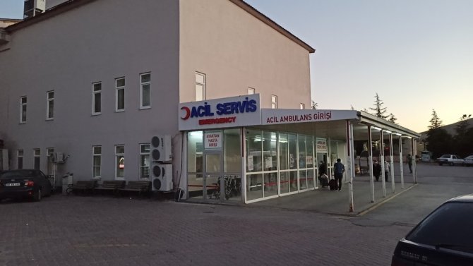 Cinnet getiren öğretmen 40 yıllık komşularına satırla saldırdı