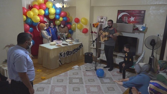Şehit kızına doğum günü sürprizi
