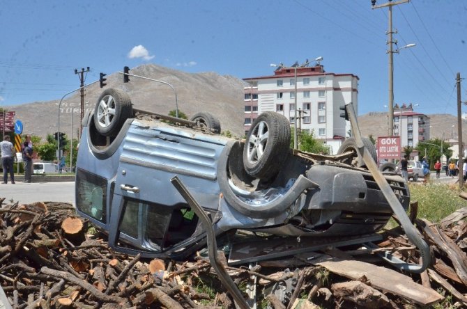 Elbistan'da bisiklete çarptı takla attı