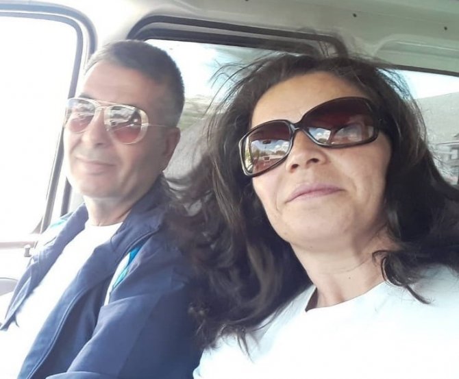 Ecel canlı yayın yaparken yakaladı