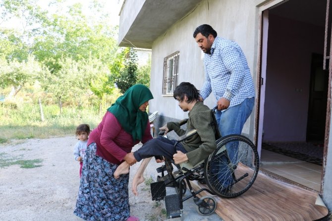 Engelli Burak iş bulup evlenmek istiyor