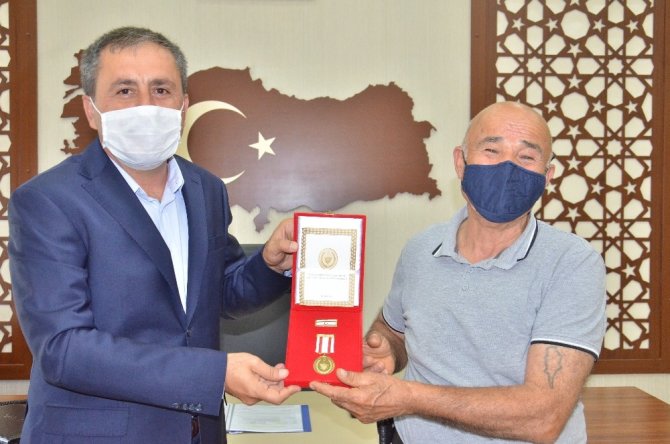 Kıbrıs gazisine madalya ve beratı takdim edildi