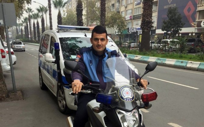 Yanan otomobili zabıta söndürdü