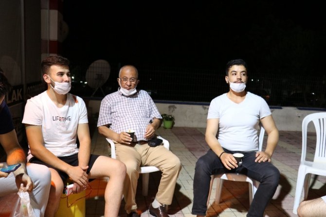 Kahramanmaraş'ta kuruyemişçi akşam yürüyüşündeki vatandaşlara öyle bir şey yapıyor ki!