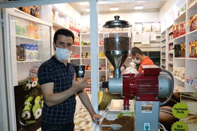 Kahramanmaraş'ta kuruyemişçi akşam yürüyüşündeki vatandaşlara öyle bir şey yapıyor ki!