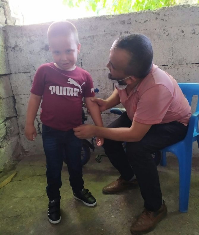 Yetim ve öksüz çocuklara bayramlık hediye ettiler