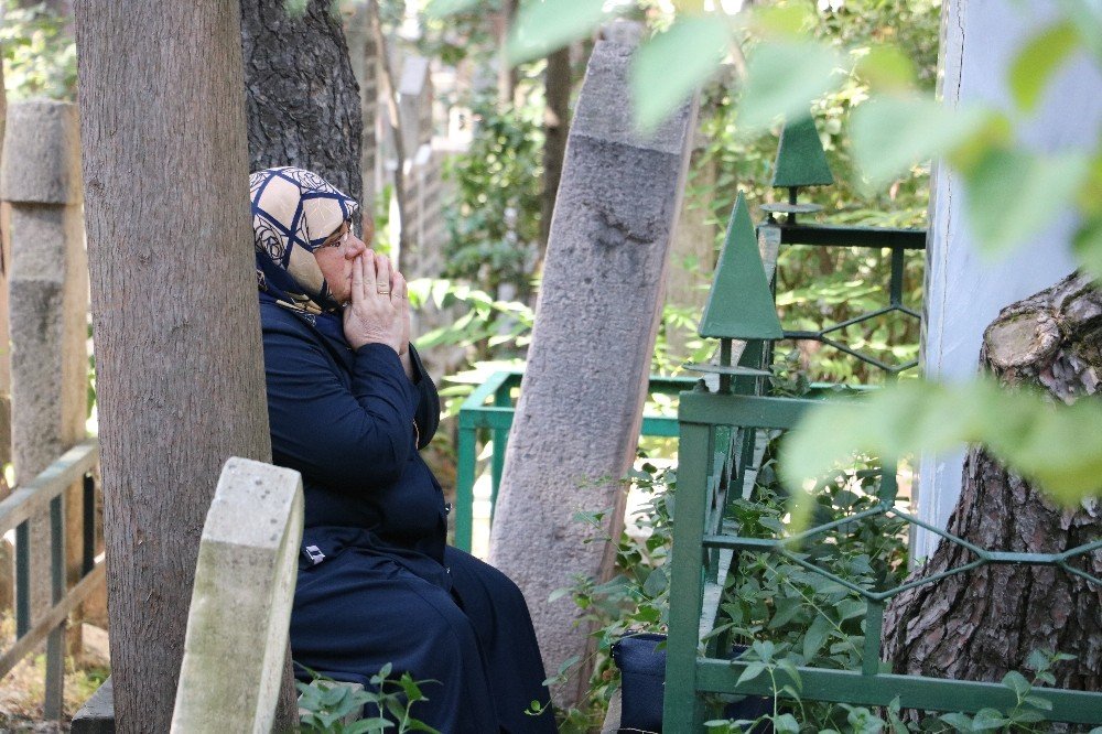 Kahramanmaraş’ta vatandaşların mezarlık ziyareti