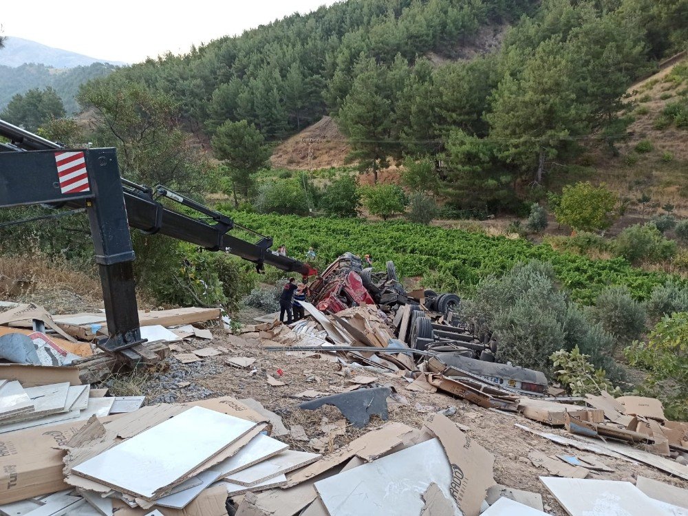 Kahramanmaraş'ta tır dere yatağına uçtu