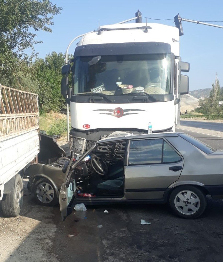 Kahramanmaraş'ta Tır ile otomobil çarpıştı iki kişi yaralandı